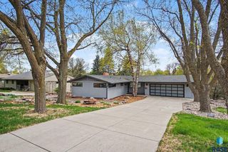 1916 S Austin Dr Drive, Sioux Falls, SD 57105