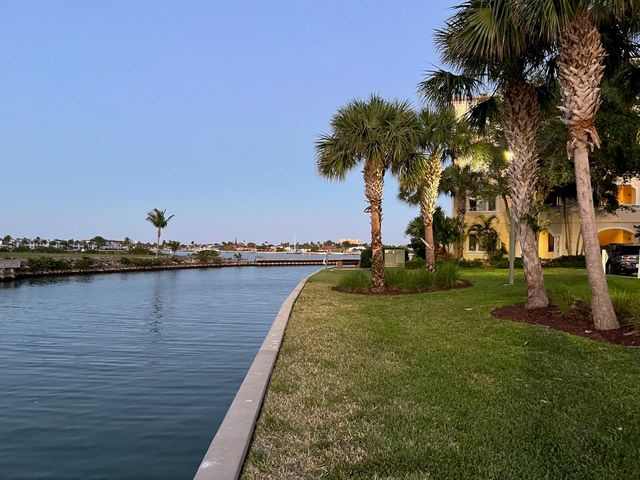 20 Harbour Isle Drive W 106, Fort Pierce, FL 34949