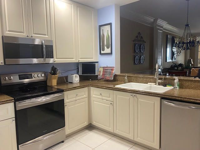 20 Harbour Isle Drive W 106, Fort Pierce, FL 34949