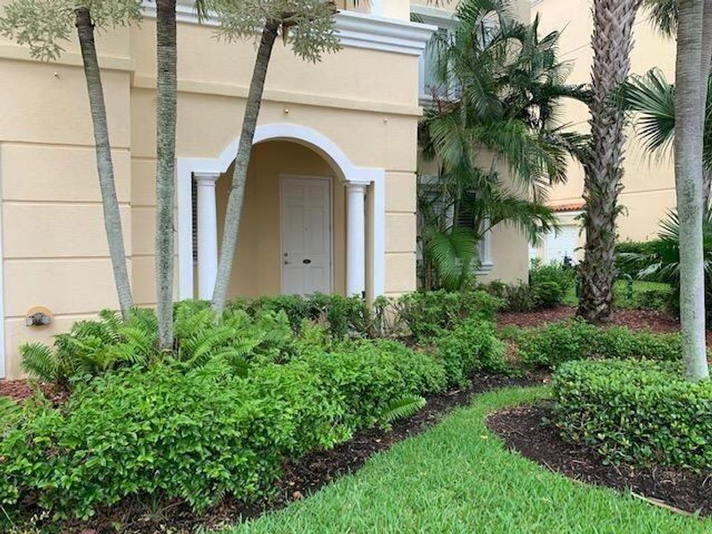 20 Harbour Isle Drive W 106, Fort Pierce, FL 34949