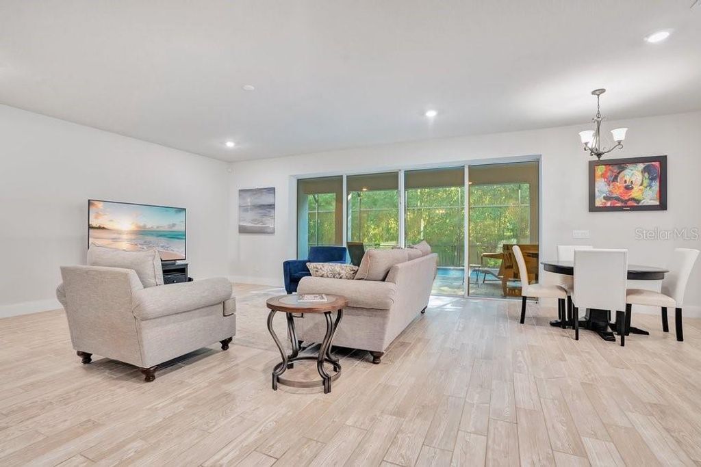 Image 13 of property listing at 704 FOX EDGE COURT, Oviedo, FL 32765