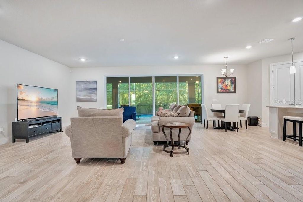 Image 15 of property listing at 704 FOX EDGE COURT, Oviedo, FL 32765