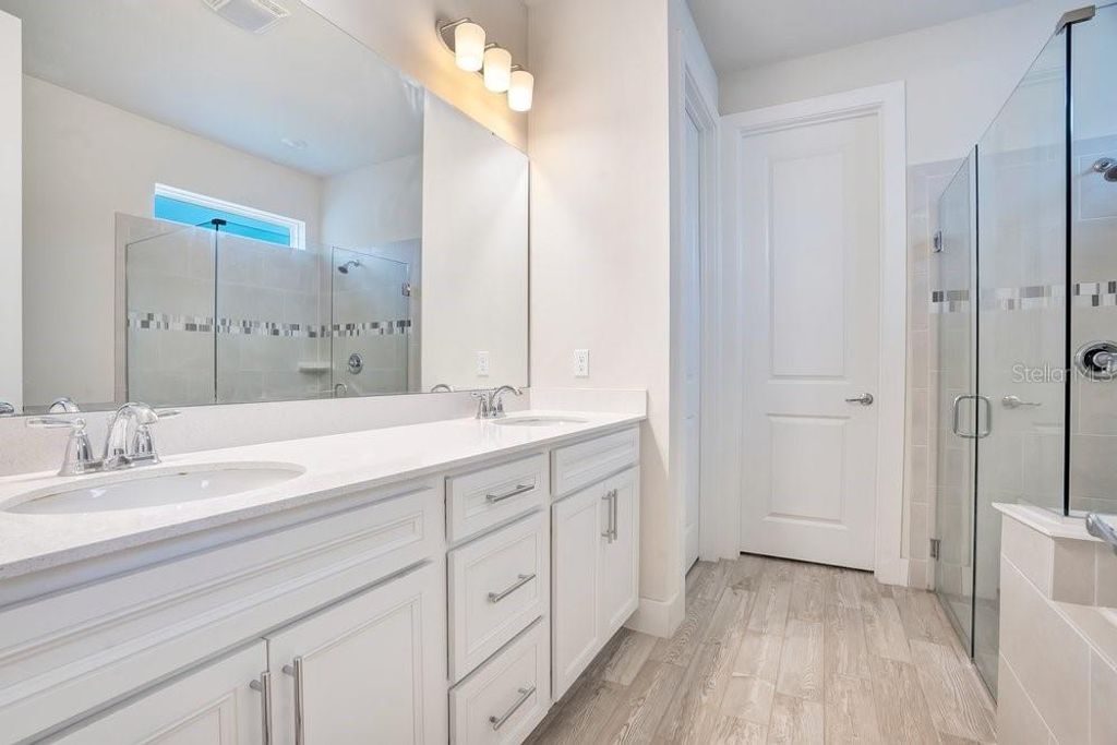 Image 20 of property listing at 704 FOX EDGE COURT, Oviedo, FL 32765
