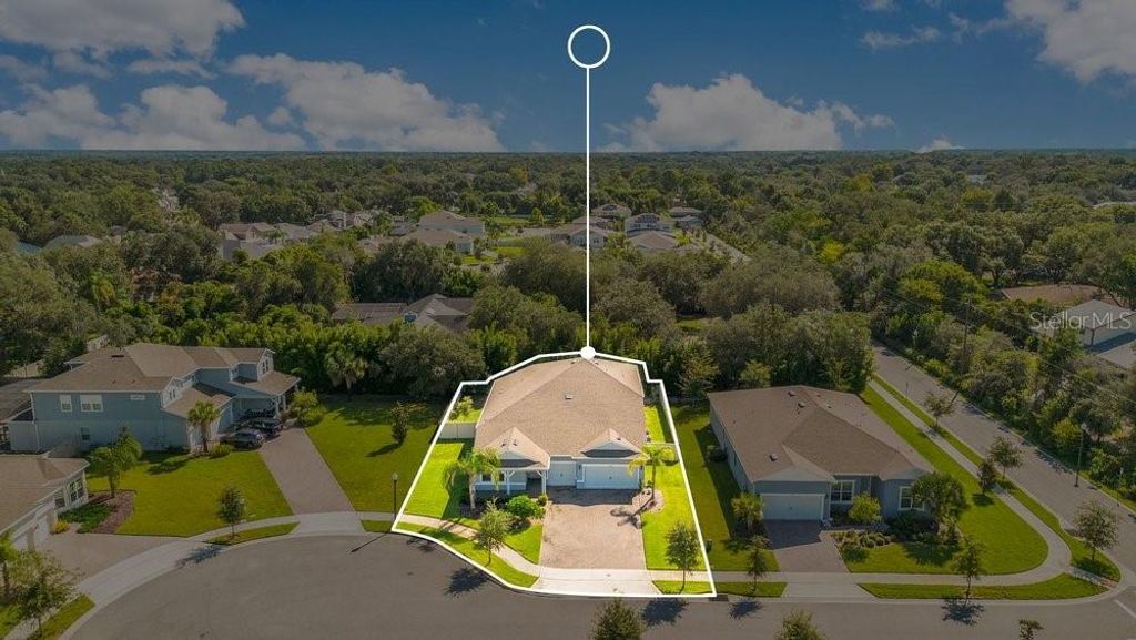 Image 3 of property listing at 704 FOX EDGE COURT, Oviedo, FL 32765