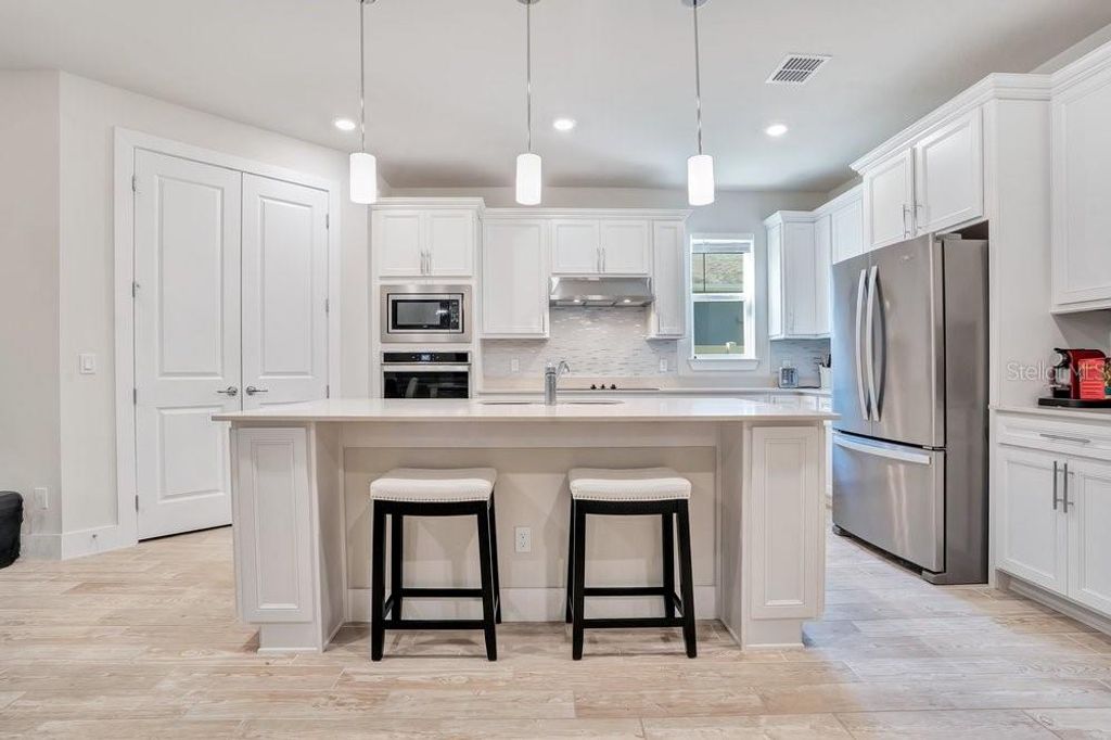 Image 5 of property listing at 704 FOX EDGE COURT, Oviedo, FL 32765