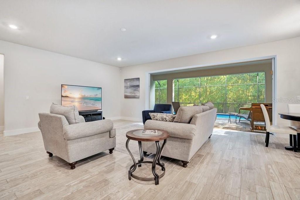 Image 10 of property listing at 704 FOX EDGE COURT, Oviedo, FL 32765