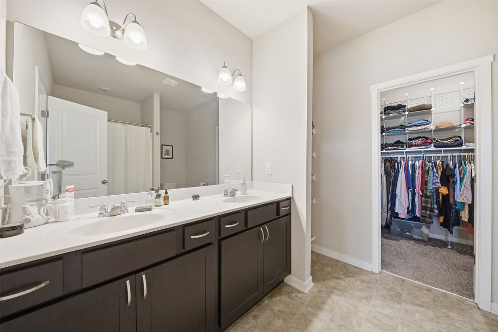 Image 13 of property listing at 3099 NW Irvinedale Drive, Ankeny, IA 50023