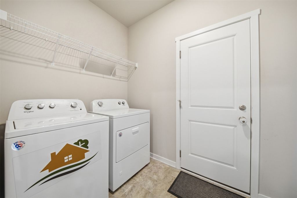 Image 15 of property listing at 3099 NW Irvinedale Drive, Ankeny, IA 50023