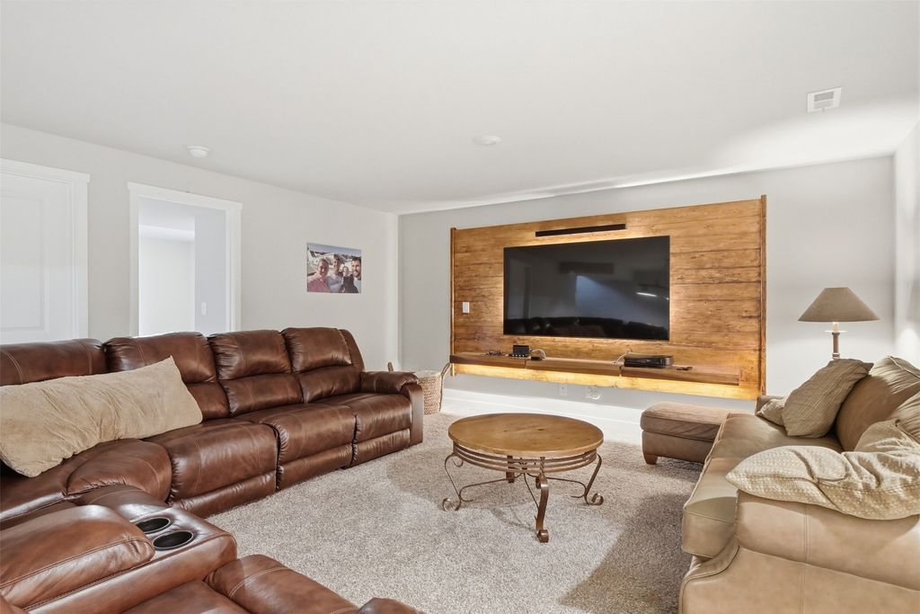 Image 19 of property listing at 3099 NW Irvinedale Drive, Ankeny, IA 50023