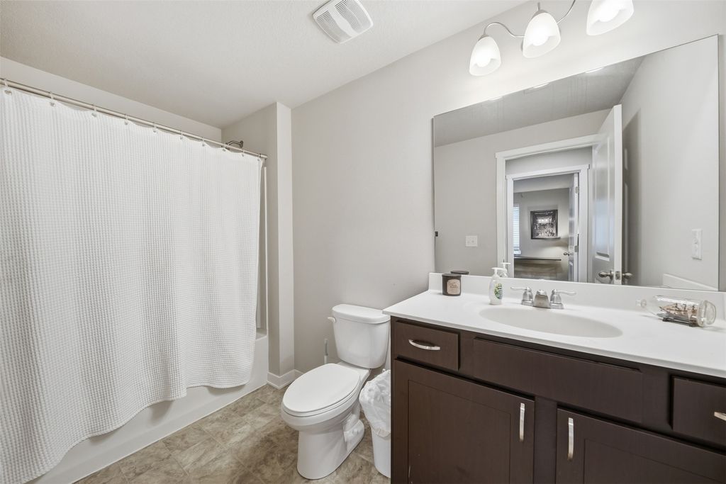 Image 21 of property listing at 3099 NW Irvinedale Drive, Ankeny, IA 50023