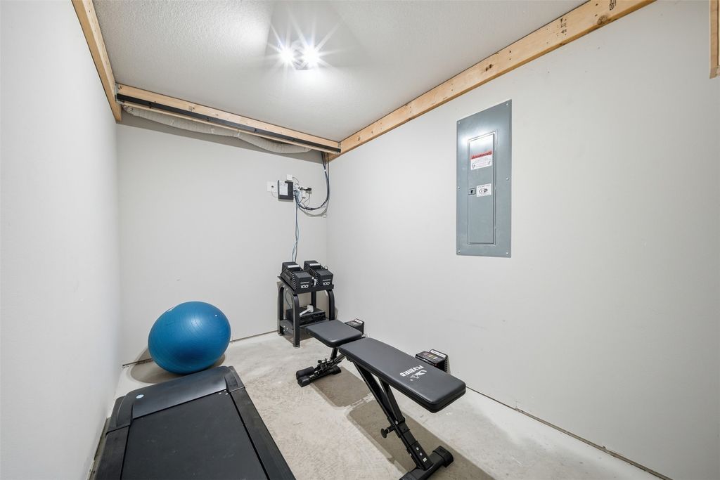 Image 23 of property listing at 3099 NW Irvinedale Drive, Ankeny, IA 50023
