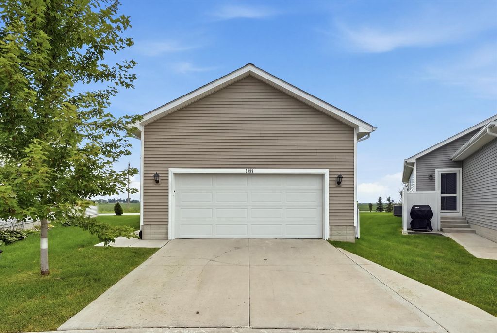Image 25 of property listing at 3099 NW Irvinedale Drive, Ankeny, IA 50023