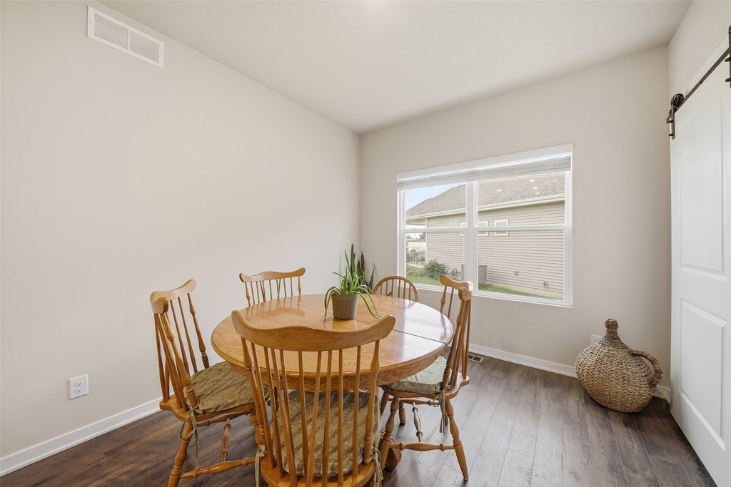 Image 8 of property listing at 3099 NW Irvinedale Drive, Ankeny, IA 50023