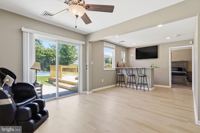 68 BUTTERNUT RD, Levittown, PA 19057