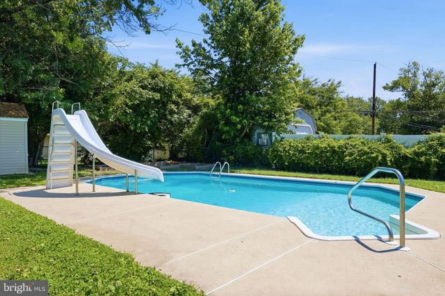 68 BUTTERNUT RD, Levittown, PA 19057