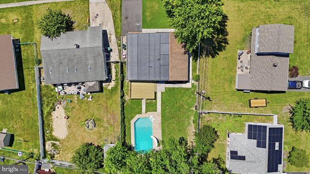 68 BUTTERNUT RD, Levittown, PA 19057