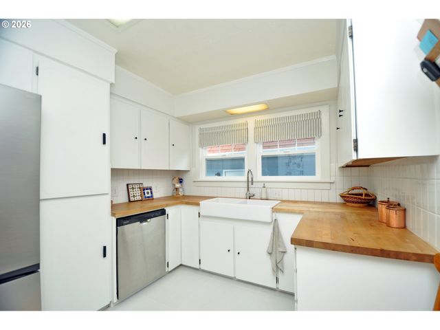 2426 Se MARKET St, Portland, OR 97214