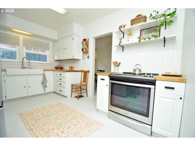 2426 Se MARKET St, Portland, OR 97214