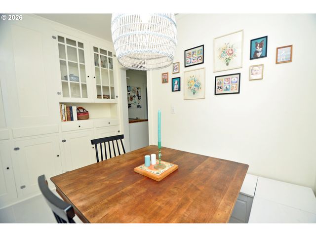 2426 Se MARKET St, Portland, OR 97214