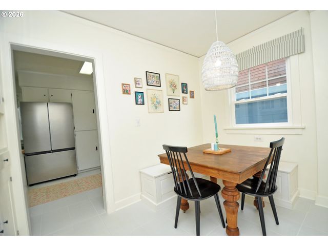 2426 Se MARKET St, Portland, OR 97214