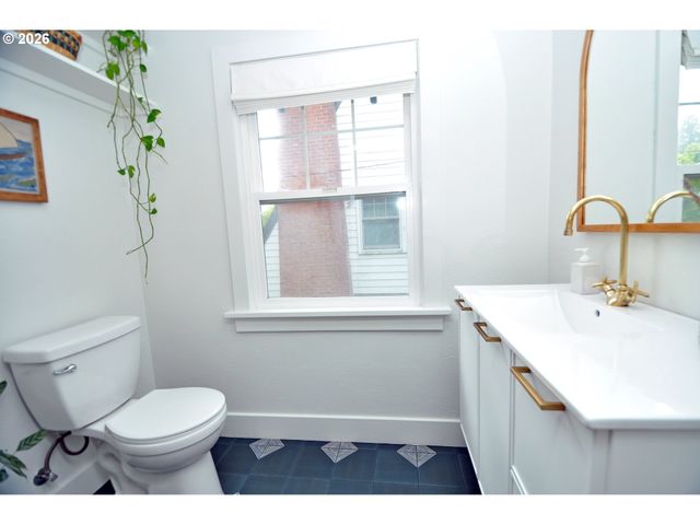 2426 Se MARKET St, Portland, OR 97214