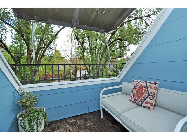 2426 Se MARKET St, Portland, OR 97214