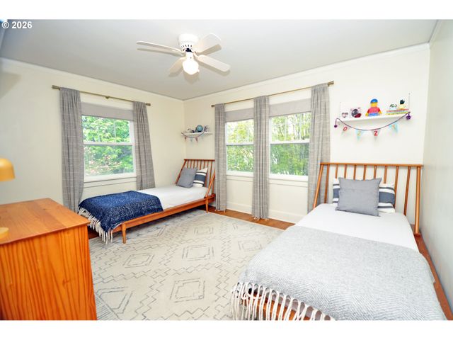 2426 Se MARKET St, Portland, OR 97214