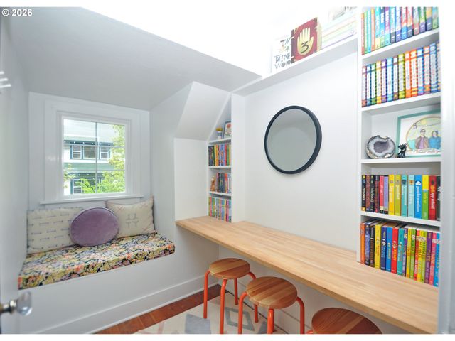 2426 Se MARKET St, Portland, OR 97214