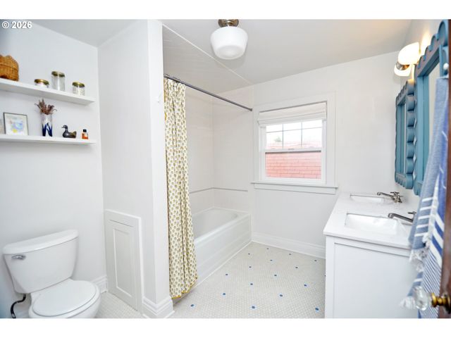 2426 Se MARKET St, Portland, OR 97214