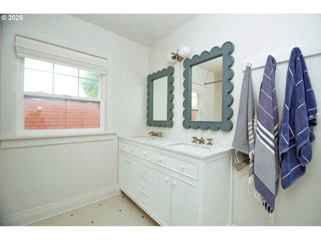 2426 Se MARKET St, Portland, OR 97214