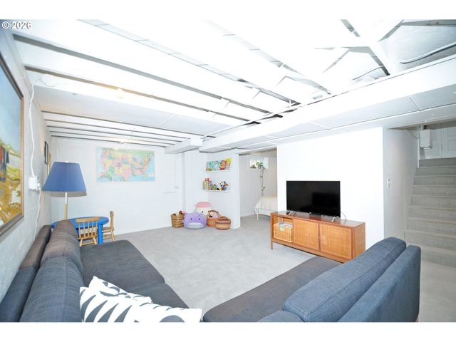 2426 Se MARKET St, Portland, OR 97214