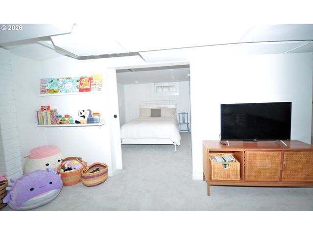 2426 Se MARKET St, Portland, OR 97214