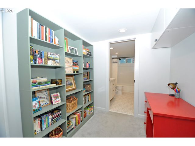 2426 Se MARKET St, Portland, OR 97214