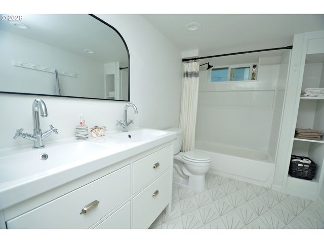 2426 Se MARKET St, Portland, OR 97214