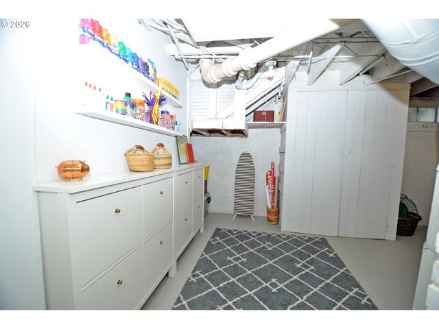 2426 Se MARKET St, Portland, OR 97214