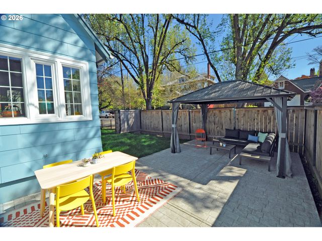 2426 Se MARKET St, Portland, OR 97214