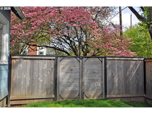 2426 Se MARKET St, Portland, OR 97214