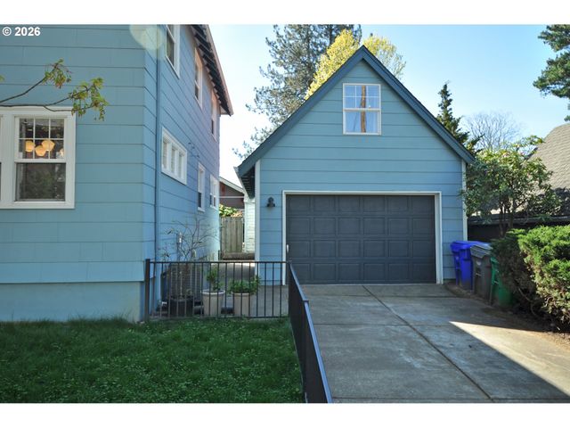 2426 Se MARKET St, Portland, OR 97214