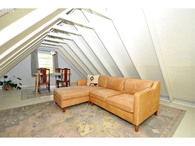 2426 Se MARKET St, Portland, OR 97214