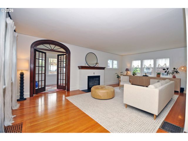 2426 Se MARKET St, Portland, OR 97214