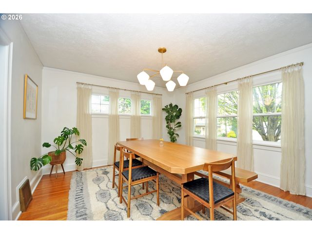 2426 Se MARKET St, Portland, OR 97214