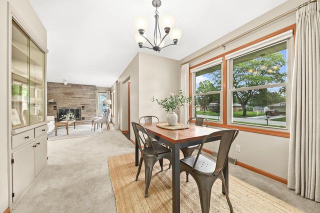 1865 Lone Oak CIRCLE W, Brookfield, WI 53045
