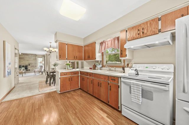 1865 Lone Oak CIRCLE W, Brookfield, WI 53045