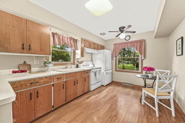 1865 Lone Oak CIRCLE W, Brookfield, WI 53045