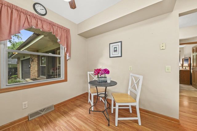 1865 Lone Oak CIRCLE W, Brookfield, WI 53045