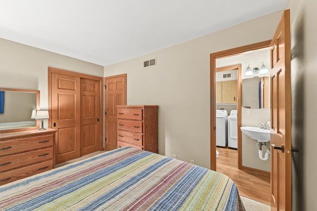 1865 Lone Oak CIRCLE W, Brookfield, WI 53045