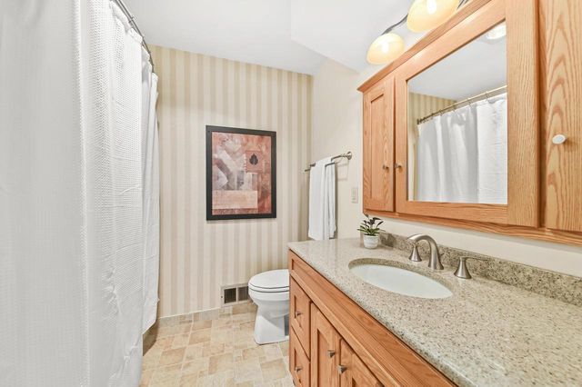 1865 Lone Oak CIRCLE W, Brookfield, WI 53045