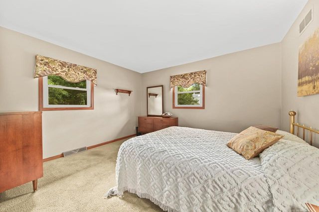 1865 Lone Oak CIRCLE W, Brookfield, WI 53045