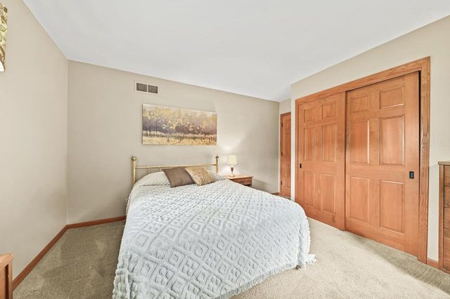 1865 Lone Oak CIRCLE W, Brookfield, WI 53045