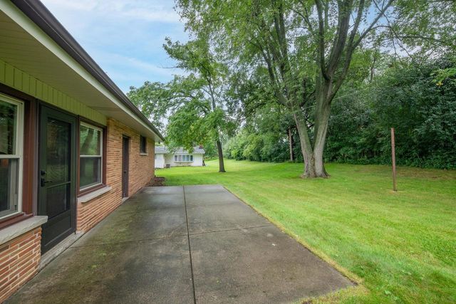 1865 Lone Oak CIRCLE W, Brookfield, WI 53045